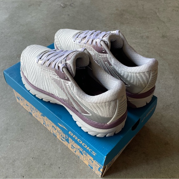 Brooks Adrenaline GTS 18 Lightweight Performance Running Sneakers 9.5 Womens - Picture 3 of 6